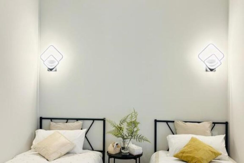 Een strijkplank/strijkijzer, wifi, beddengoed