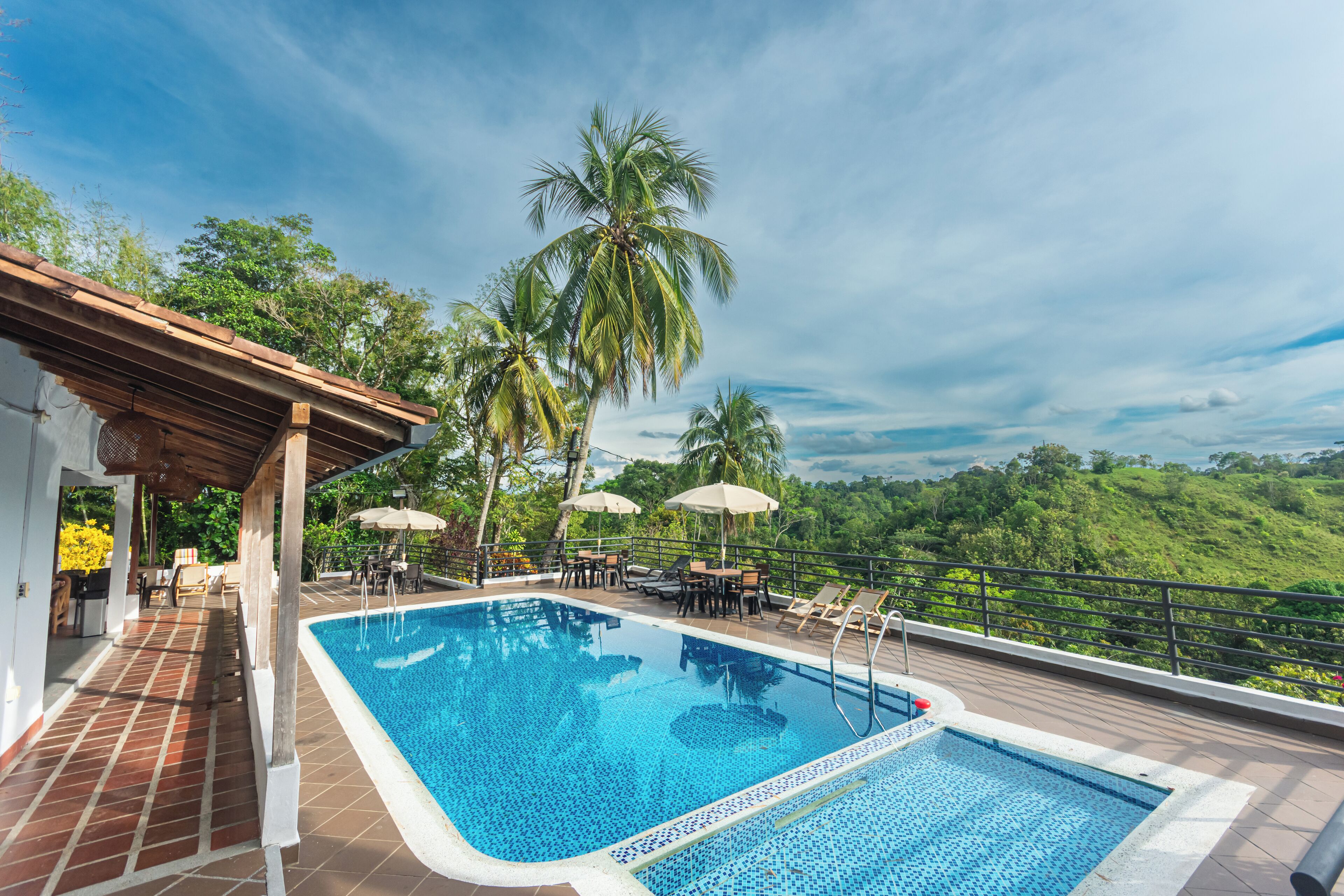 Una piscina al aire libre