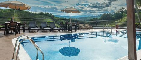 Una piscina al aire libre