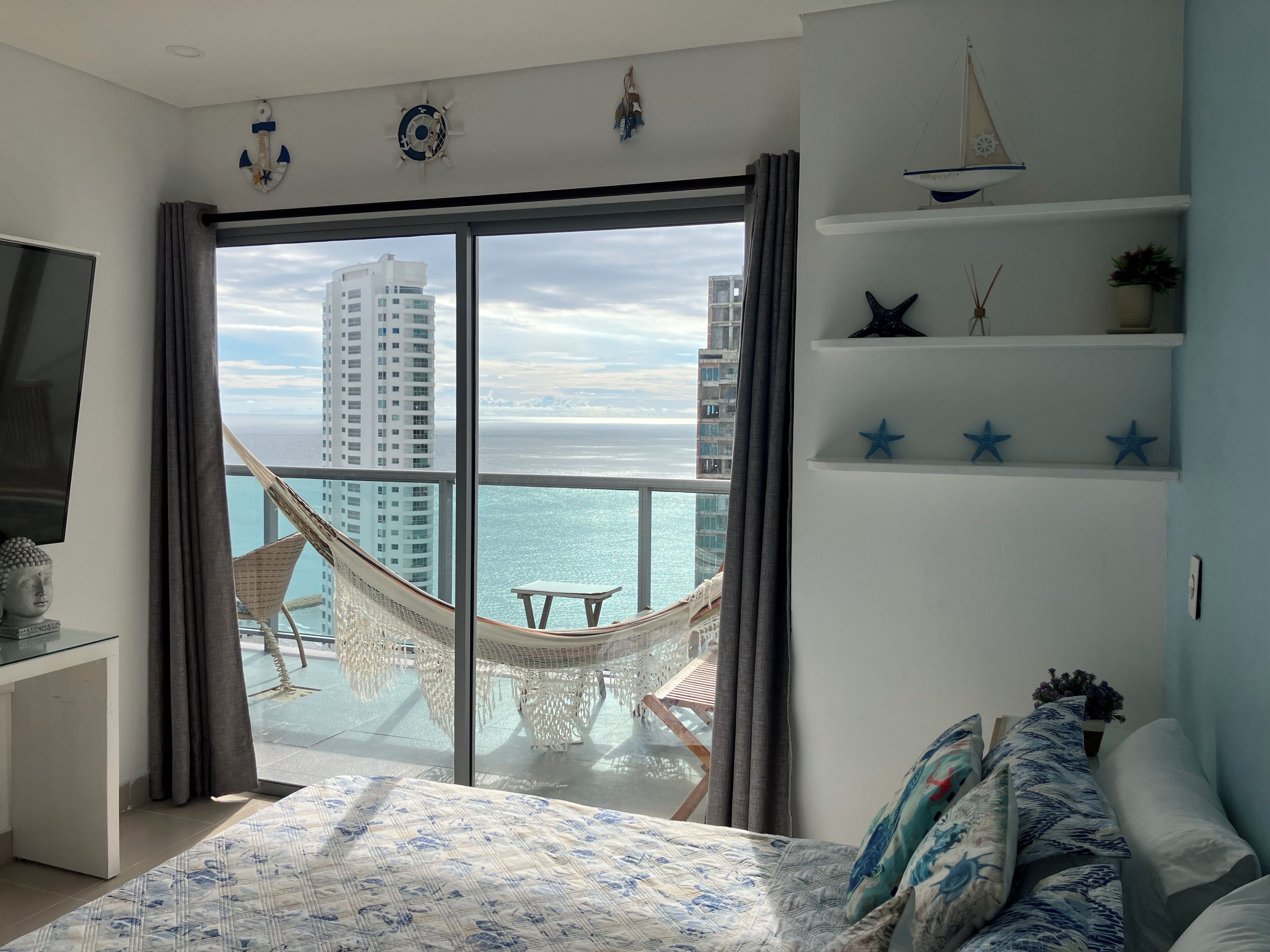 Tabla de planchar con plancha, internet y ropa de cama 