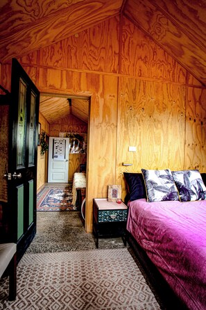 3 habitaciones, tabla de planchar con plancha, wifi y ropa de cama 