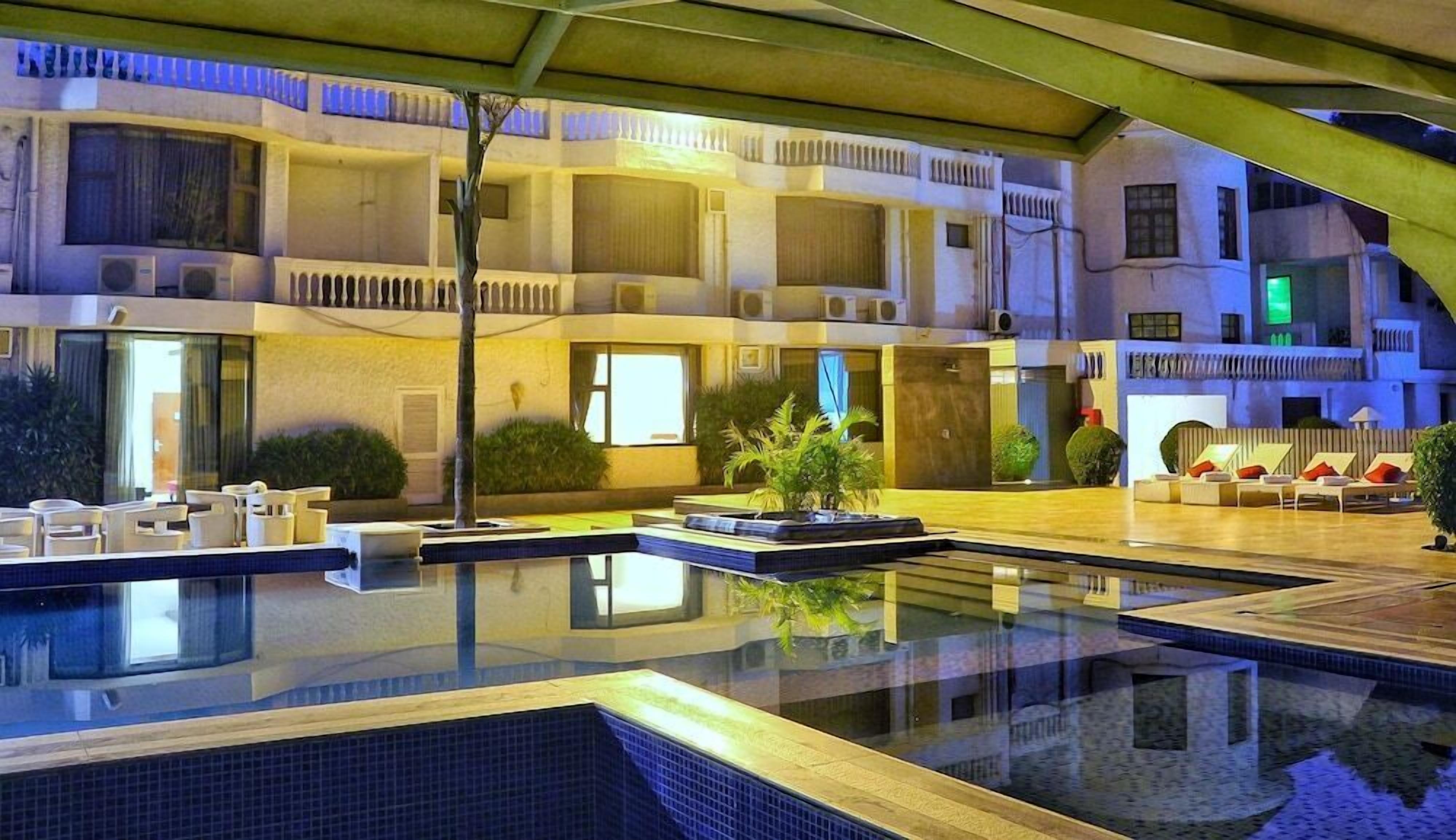 Una piscina al aire libre