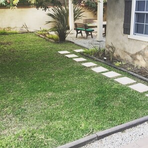Property grounds - 2 Bedroom house near LAX with driveway parking and backyard (Los Angeles)