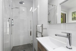 Shower, towels - City Tree Hutt - B (Wellington)