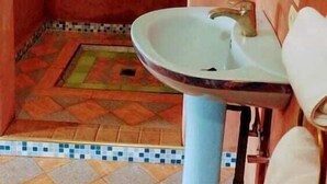 A bathroom with a shower, a sink, and a toilet. - Dar Soulaimane Ourika (Marrakech)