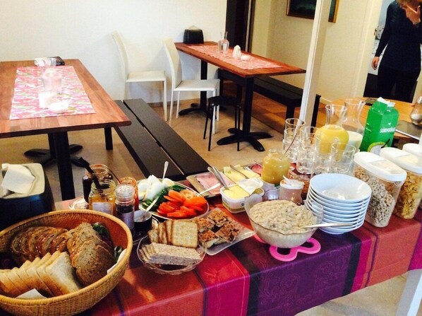 A buffet setup with various food items, including bread, salads, and beverages. - Kalfafellsstadur Bed & Breakfast (Kalfatellsstadhur)