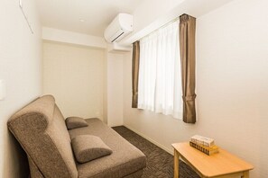 Living area - Hotel Ninestates Hakata (Fukuoka)