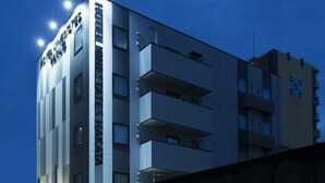 Un hôtel moderne, reconnaissable à son enseigne bien visible où l’on peut lire « HOTEL STATES HAKATA ».