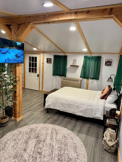 cozy one-bed, one-bath cabin in Galeton, PA. Pine Creek within walking distance