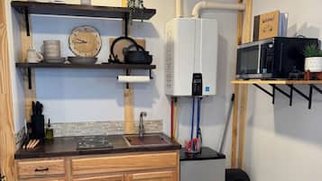 Fridge, microwave, stovetop, coffee/tea maker