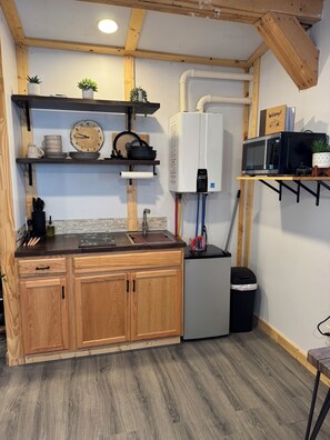 Kühlschrank, Mikrowelle, Herdplatte, Wasserkocher mit Kaffee-/Teezubehör