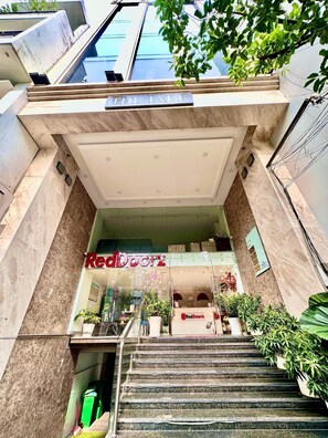 Exterior detail - Reddoorz Plus Near Etown 2 (Ho Chi Minh City)