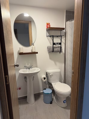 Regadera, toallas, jabón, papel de baño