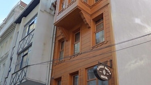 Un edificio de dos pisos con un cartel que indica que es un albergue.