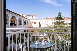 Outdoor dining - Ragias Studios (Zakynthos)