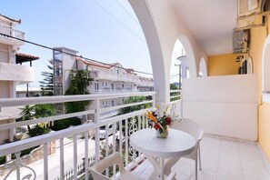 Outdoor dining - Ragias Studios (Zakynthos)