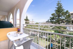 Outdoor dining - Ragias Studios (Zakynthos)