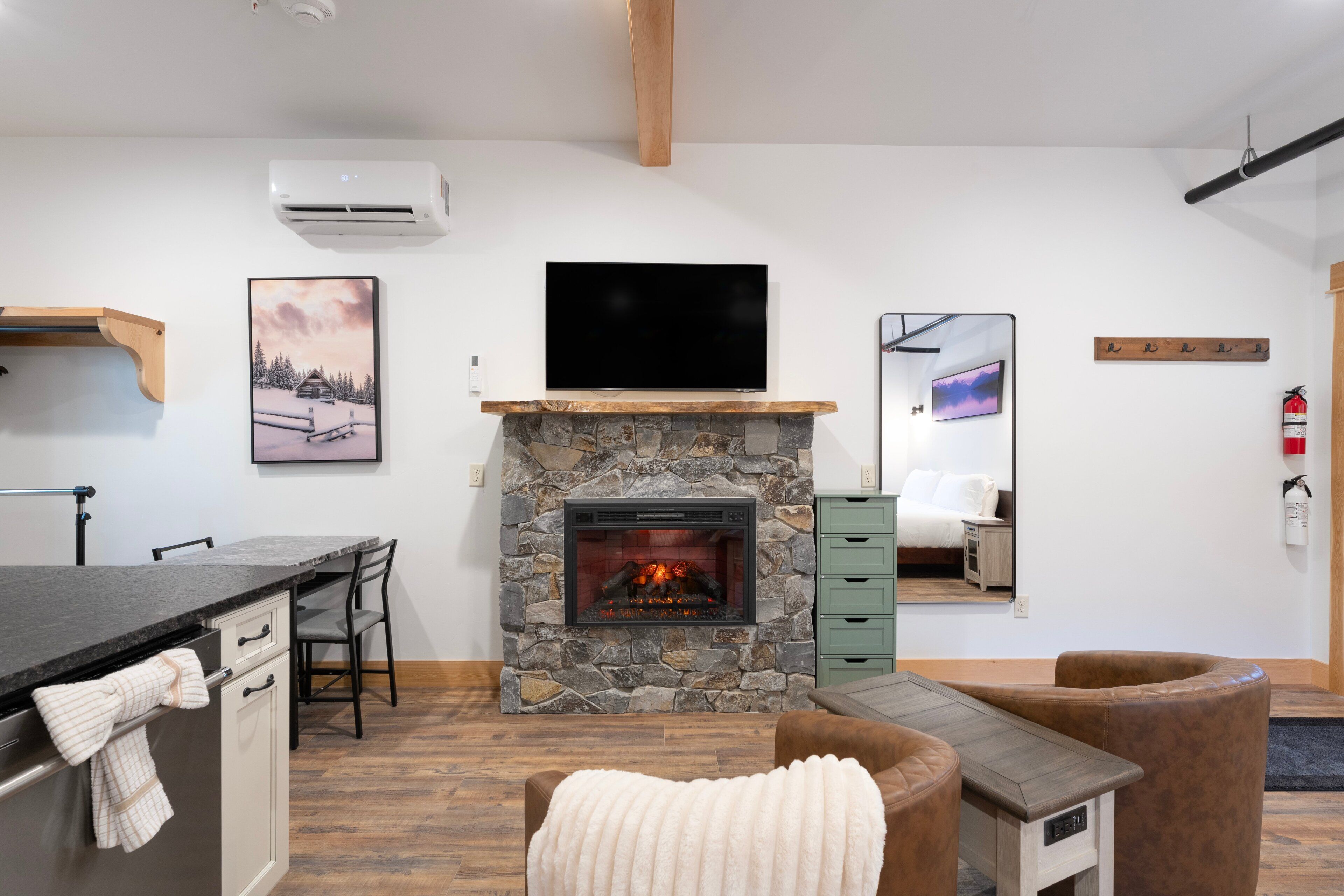 Smart TV, fireplace