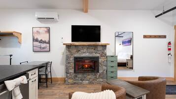 Smart TV, fireplace