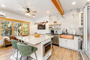 Fridge, microwave, stovetop, dishwasher