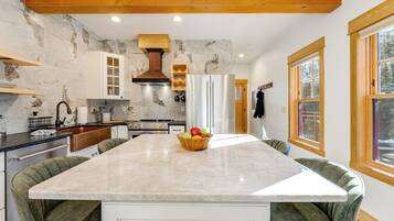 Réfrigérateur, micro-ondes, plaque de cuisson, lave-vaisselle