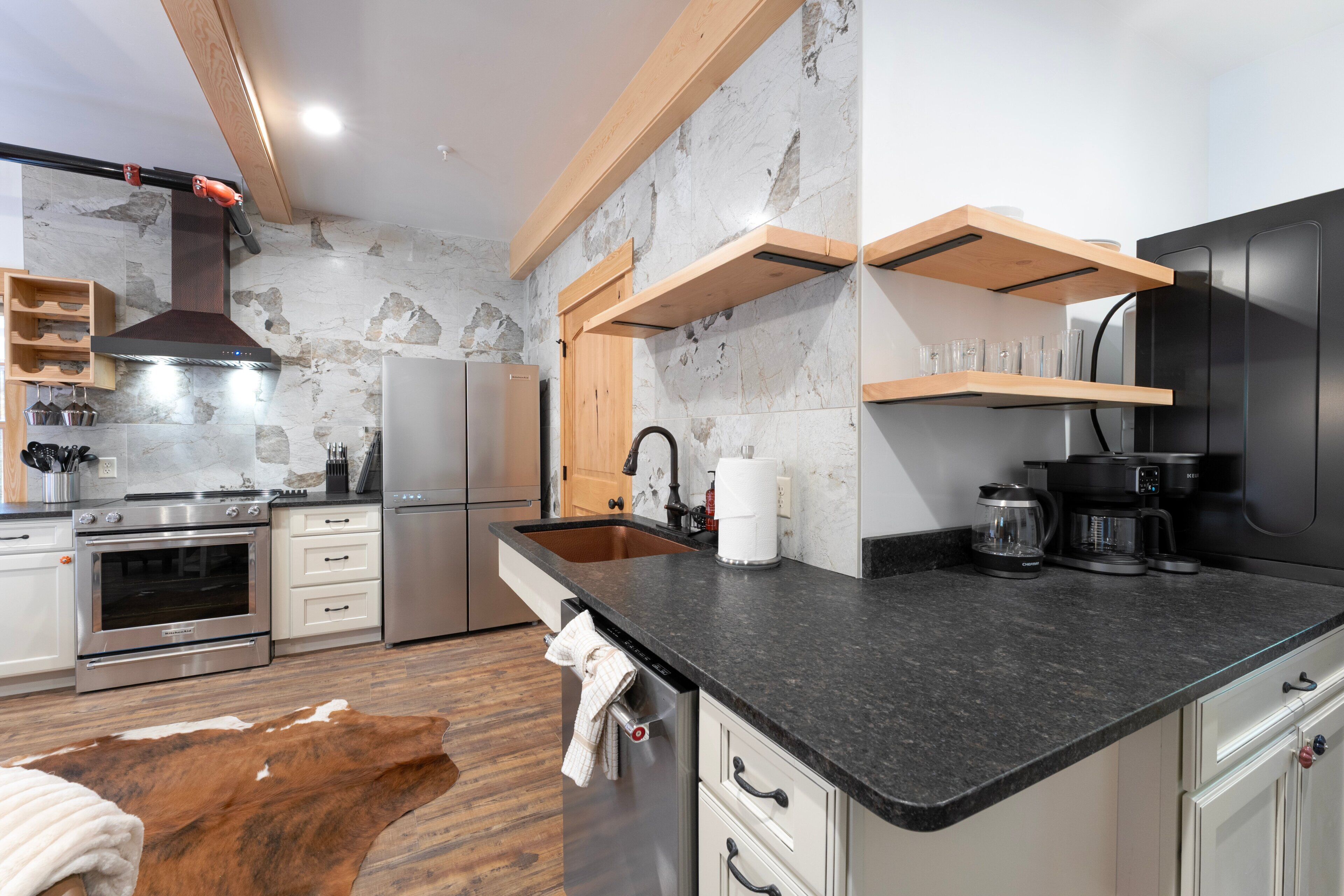 Fridge, microwave, stovetop, dishwasher