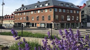 A hotel with a brick facade, multiple windows, and a flat roof. - Karlskrona Hostel (Karlskrona)