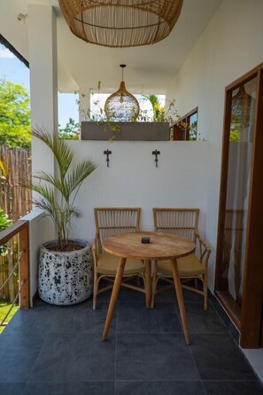Outdoor dining - Ohana's Boutique Resort and Beach Lounge (Lembongan Island)