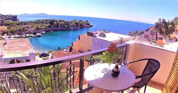 Outdoor dining - Gorgona Studios (Alonissos)