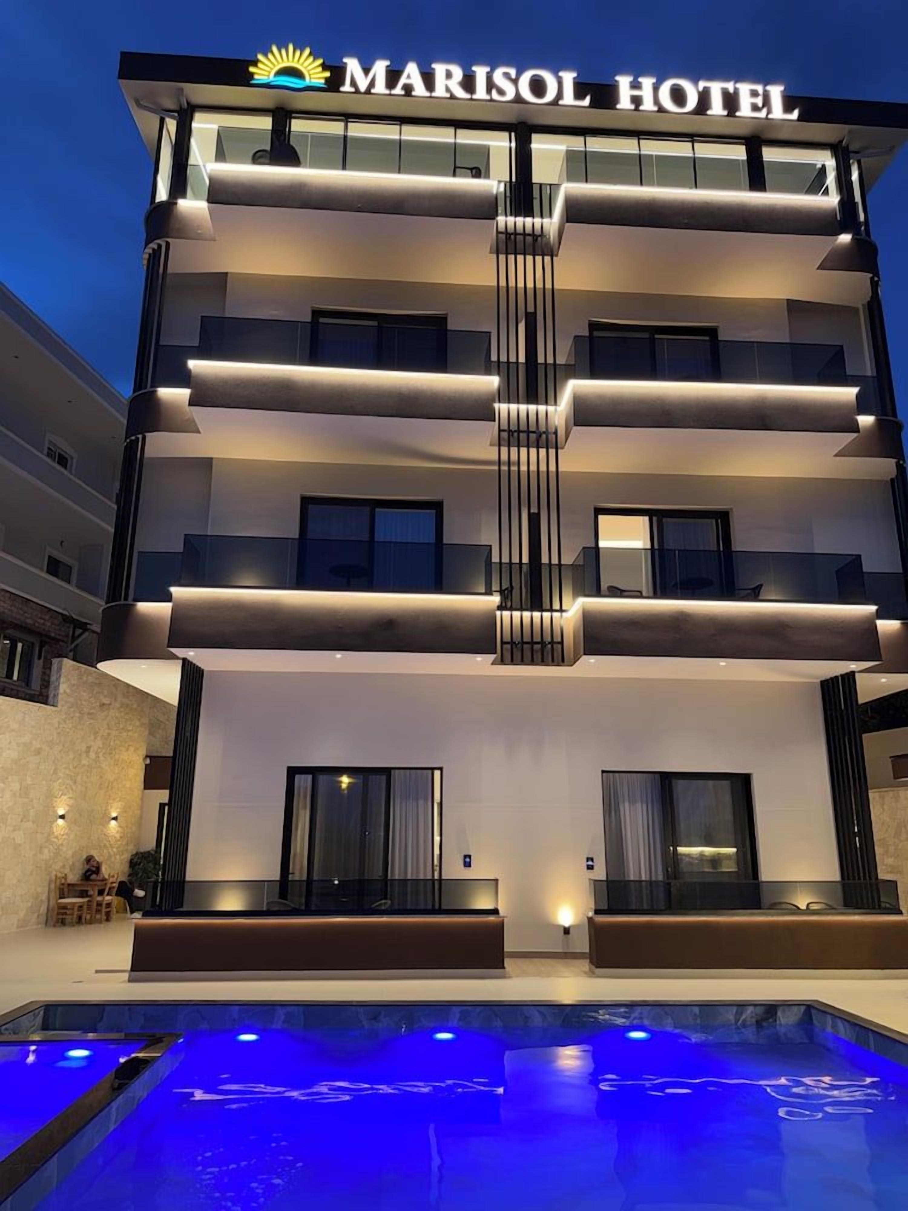 Een Marisol Hotel met een modern design, meerdere balkons en een zwembad.