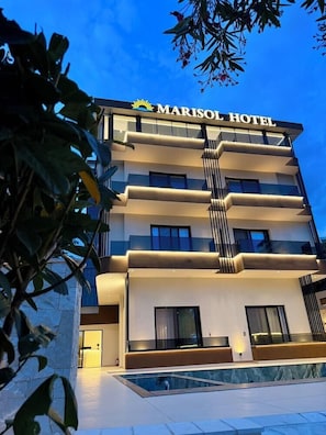 A multi-story hotel with a modern design, featuring a prominent sign at the top. - Relax Apartments Saranda (Sarandë)