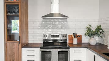 Microondas, horno, placa de cocina y lavavajillas