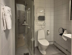 A bathroom with a shower, toilet, and sink. - Hotel Torslanda Studios (Torslanda)