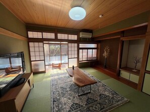 Interior - Assi (Yufu)