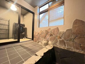 Interior - Assi (Yufu)
