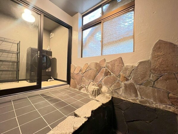 Interior - Assi (Yufu)