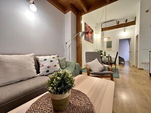 Een smart-tv en boeken