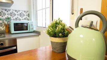 Een koelkast, een microgolfoven, een oven, een kookplaat