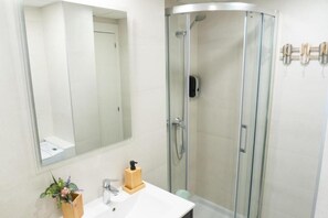 Hair dryer, towels, soap, shampoo - New penthouse Alicante downtown Mercado Central (alicante)