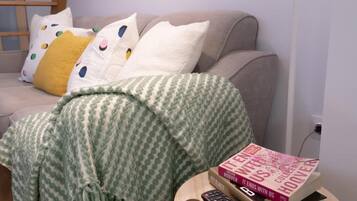 Een bureau, een strijkplank/strijkijzer, gratis wifi, beddengoed