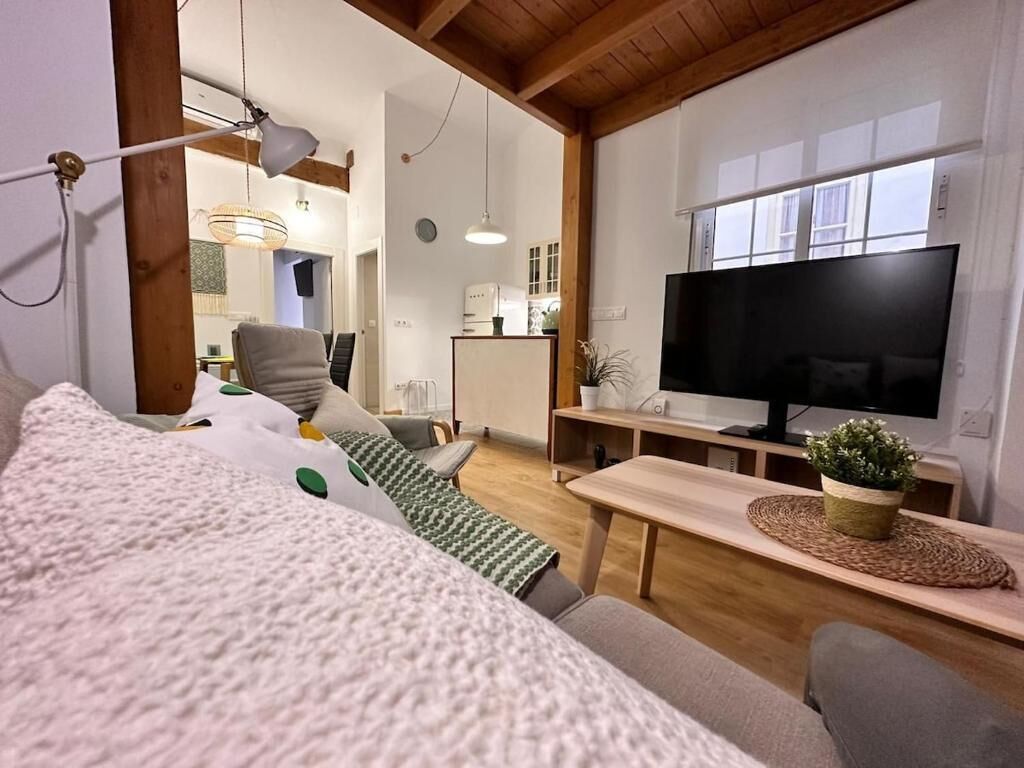 Een smart-tv en boeken