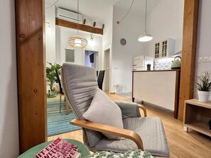 Een smart-tv en boeken