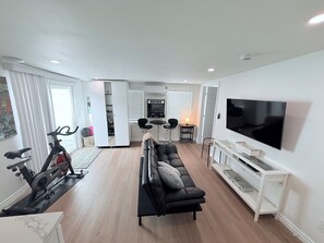 TV, video games, books - 1BR 1BA Kitchenette, Arcade, Patio BBQ, Fire Pit (Simi Valley)