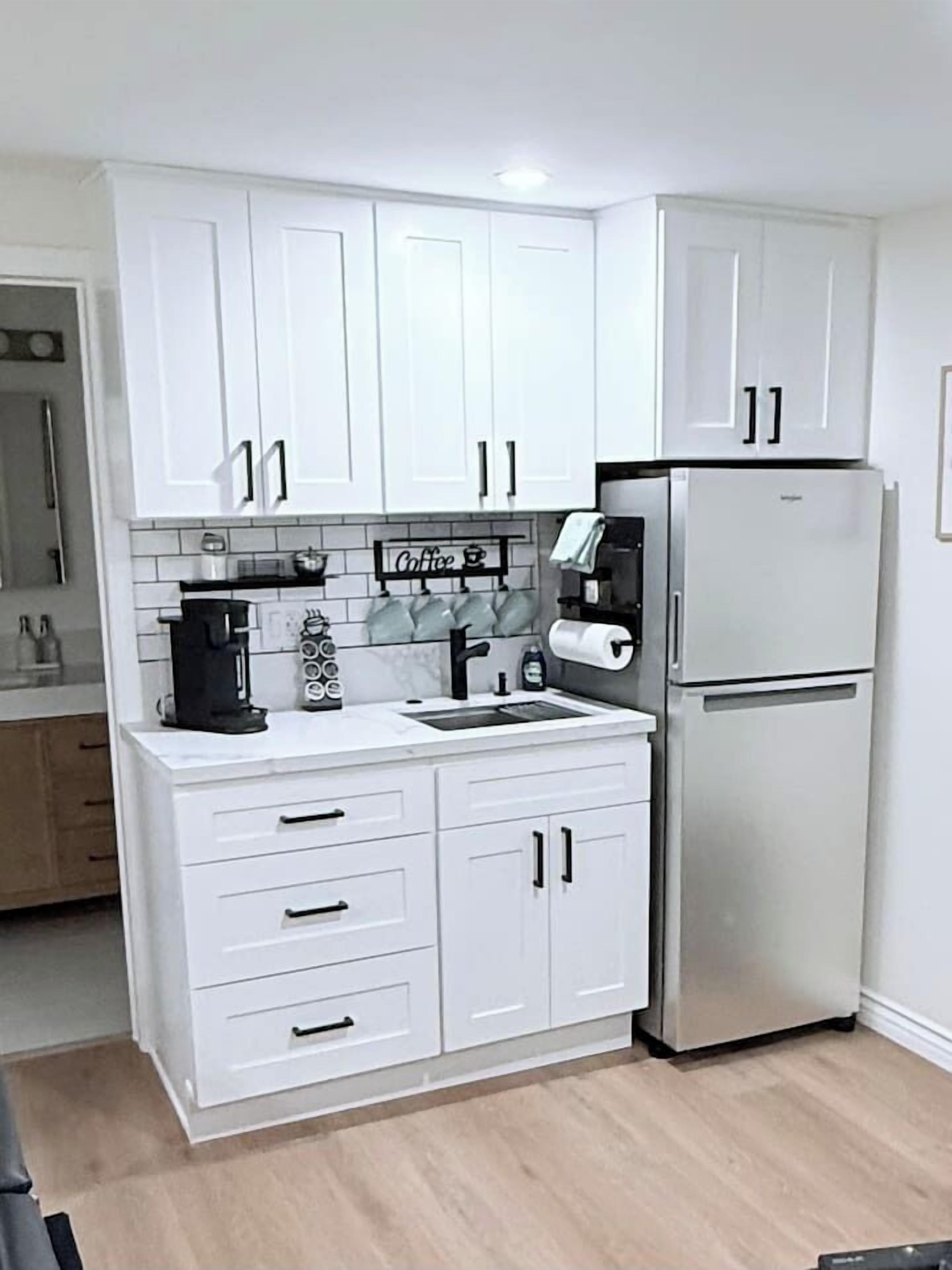 Refrigerador, microondas, parrilla de estufa y cafetera y tetera 