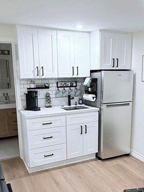 Fridge, microwave, stovetop, coffee/tea maker - 1BR 1BA Kitchenette, Arcade, Patio BBQ, Fire Pit (Simi Valley)