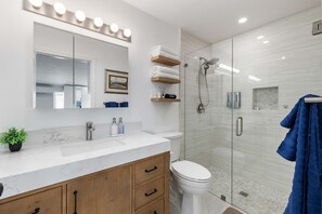 Shower, hair dryer, towels - 1BR 1BA Kitchenette, Arcade, Patio BBQ, Fire Pit (Simi Valley)