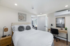 1 bedroom, iron/ironing board, travel cot, WiFi - 1BR 1BA Kitchenette, Arcade, Patio BBQ, Fire Pit (Simi Valley)