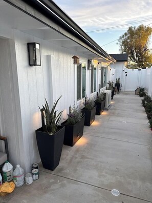 المنطقة المحيطة بالمنشأة