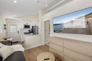 Interior - Luxury 1BR Suite Kitchen, Fireplace, Laundry, BBQ (Simi Valley)