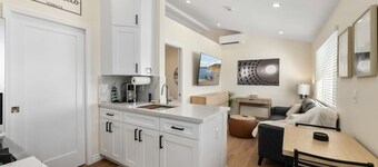 Luxury 1BR Suite Kitchen, Fireplace, Laundry, BBQ